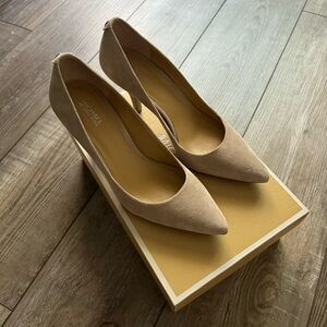 Michael Kors suede pump ivory size 7.5
